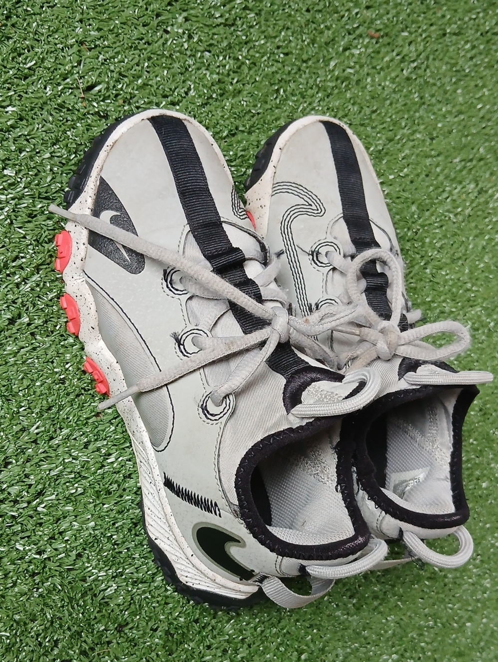 😍Nike Kids White and Black Sneakers with Red Accents Size 1y
